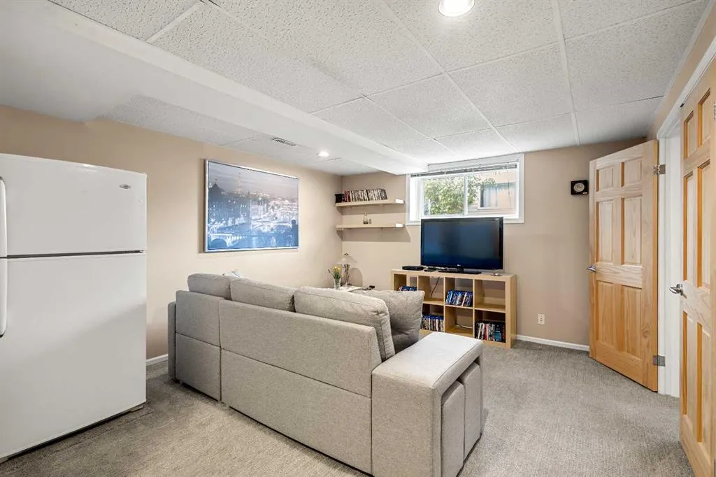 211 Abalone Place NE