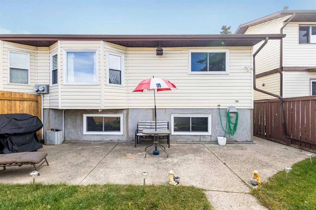 211 Abalone Place NE