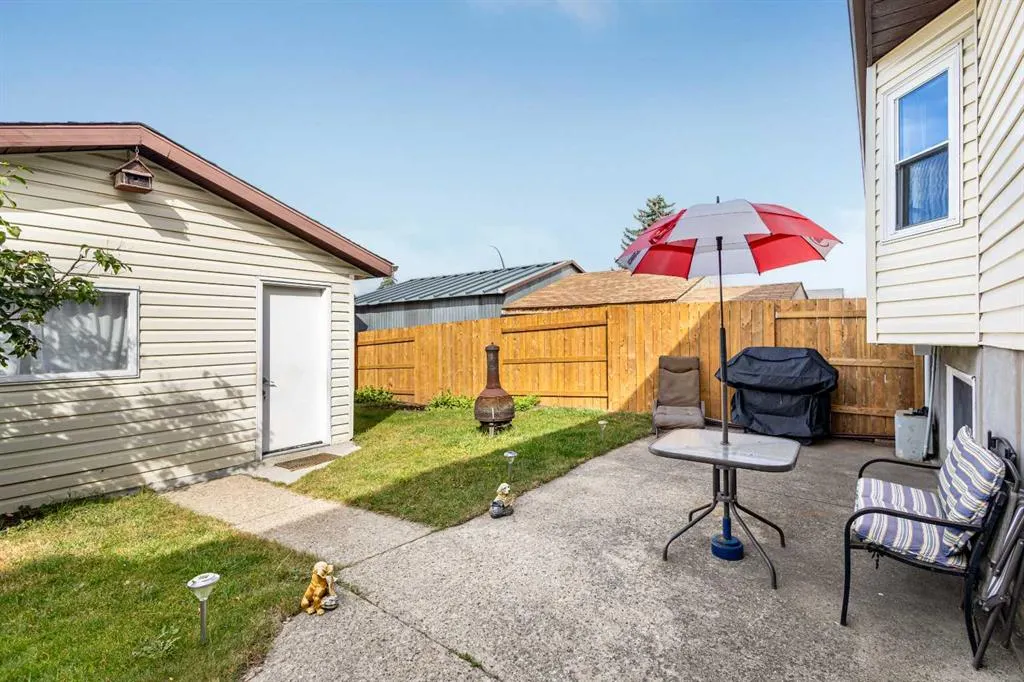 211 Abalone Place NE