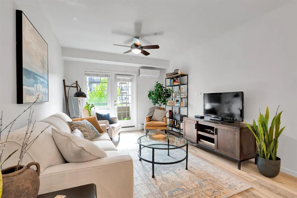 20 Mahogany Mews SE, #201