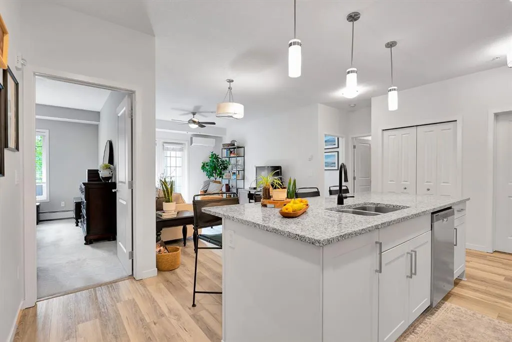 20 Mahogany Mews SE, #201