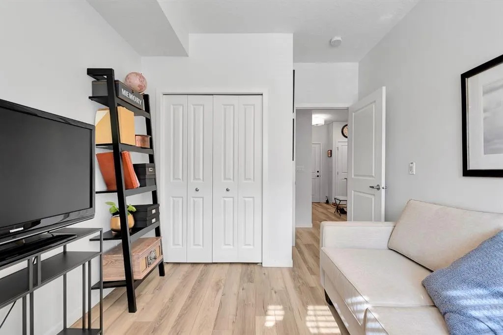20 Mahogany Mews SE, #201