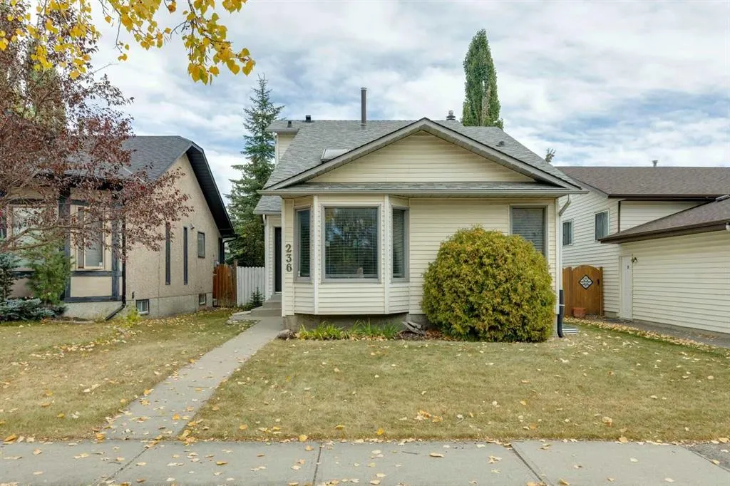 236 Hawkwood Boulevard NW