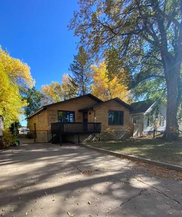 324 3 Street W
