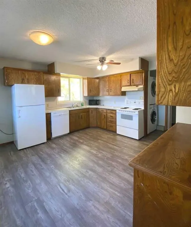 324 3 Street W