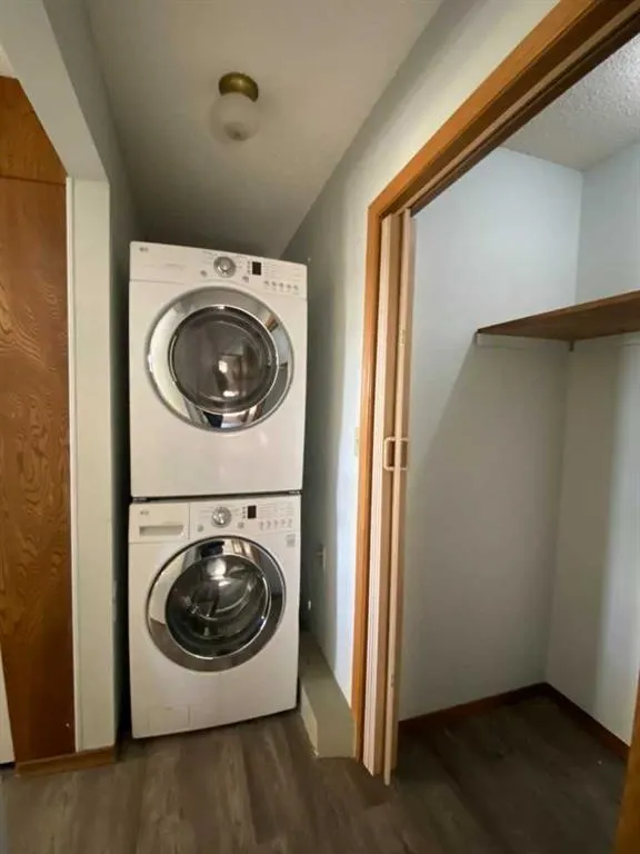 324 3 Street W