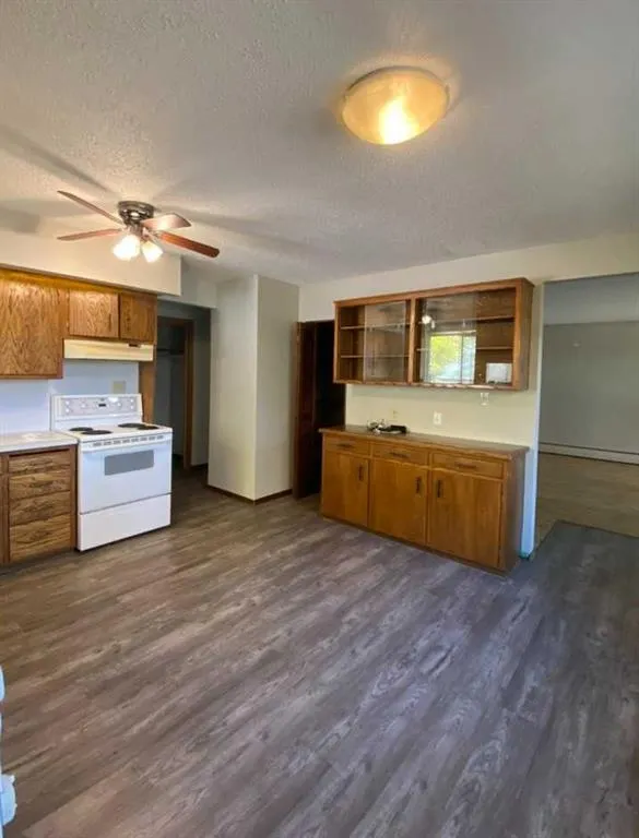 324 3 Street W