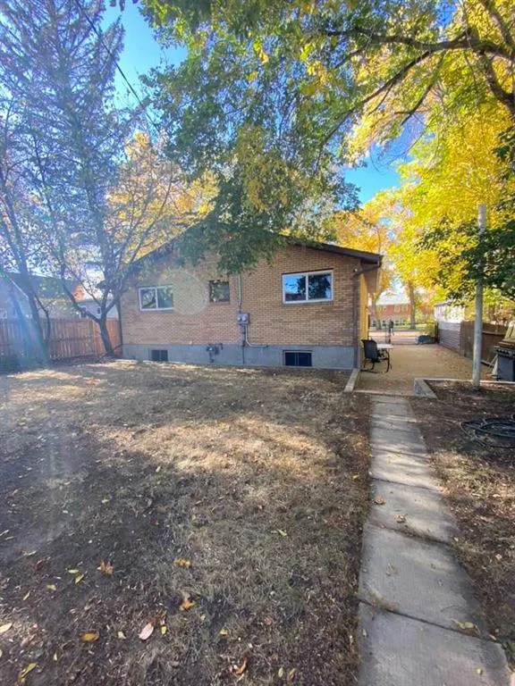 324 3 Street W