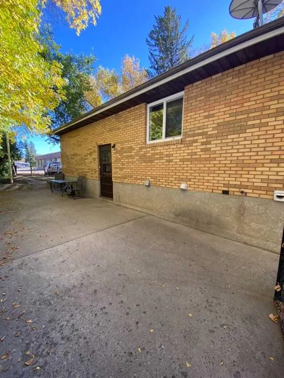324 3 Street W