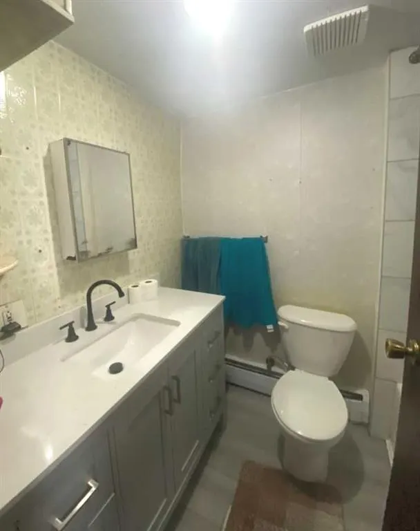324 3 Street W
