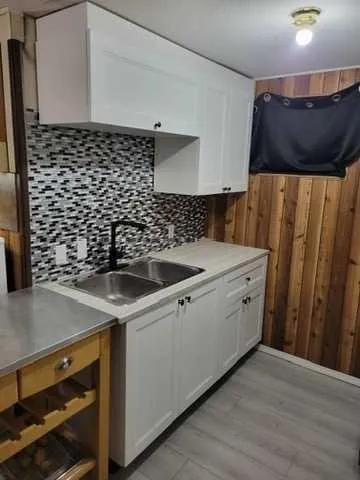 324 3 Street W