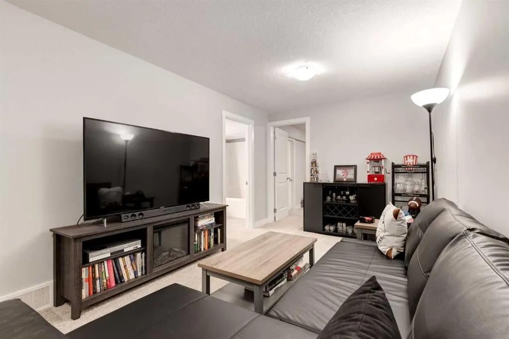 1136 MIDTOWN Lane SW