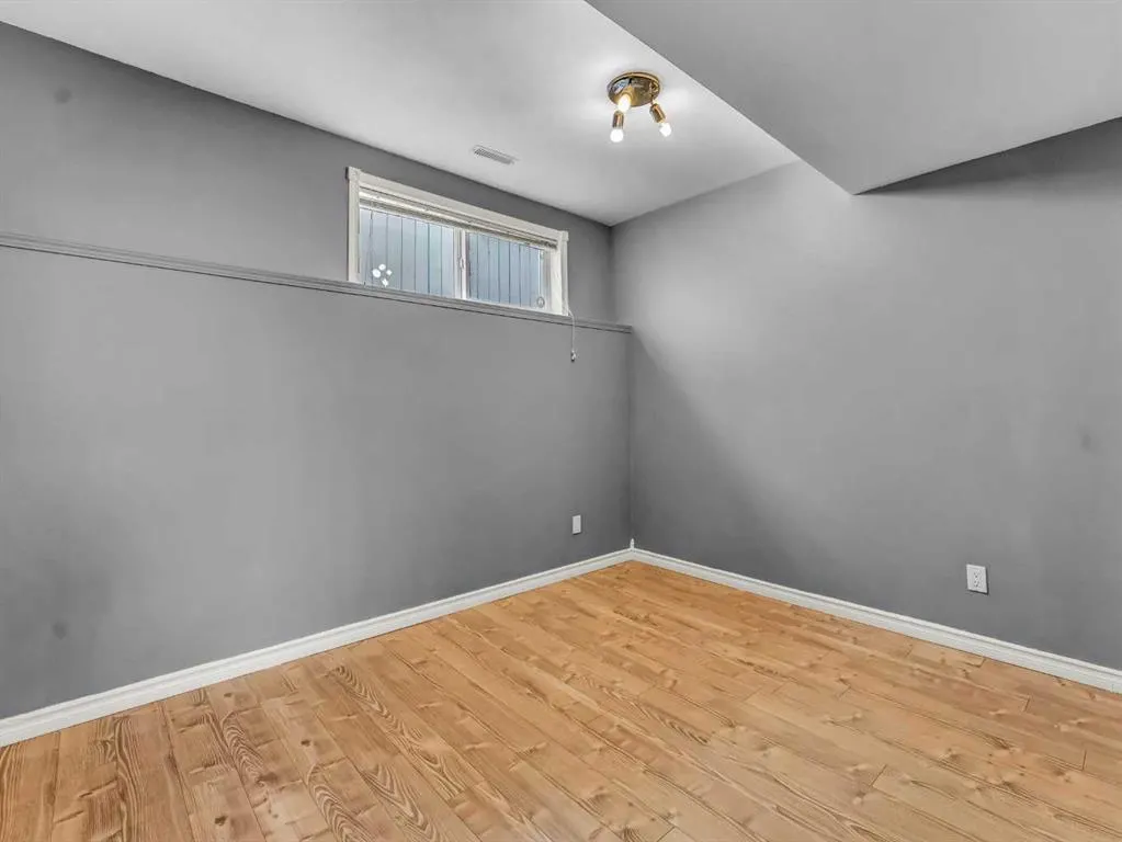 26 Terrace View NE