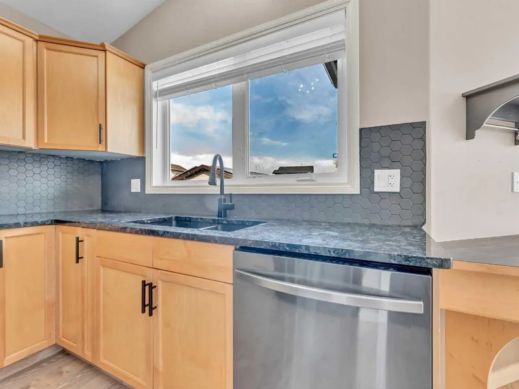 26 Terrace View NE