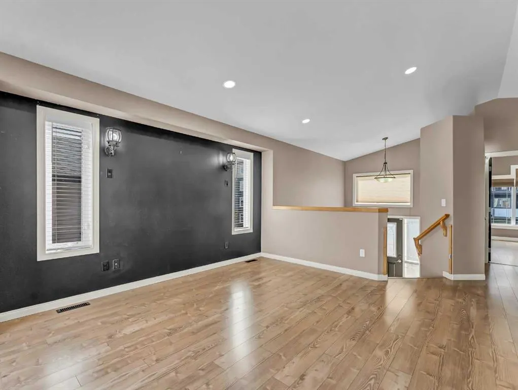 26 Terrace View NE