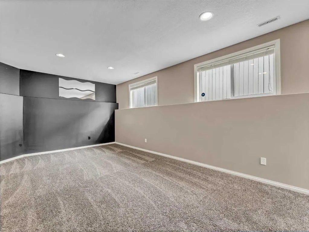 26 Terrace View NE