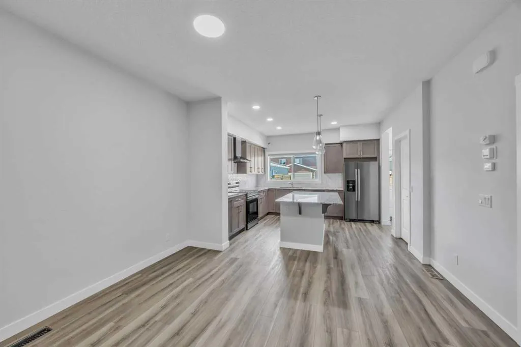 562 Corner Meadows Way NE