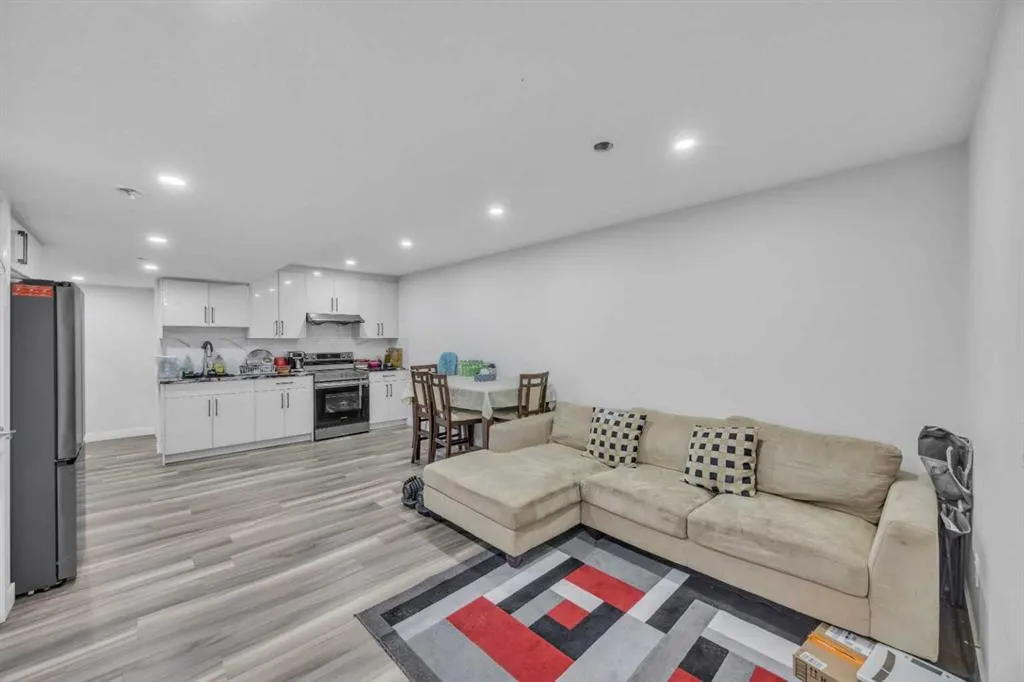 562 Corner Meadows Way NE
