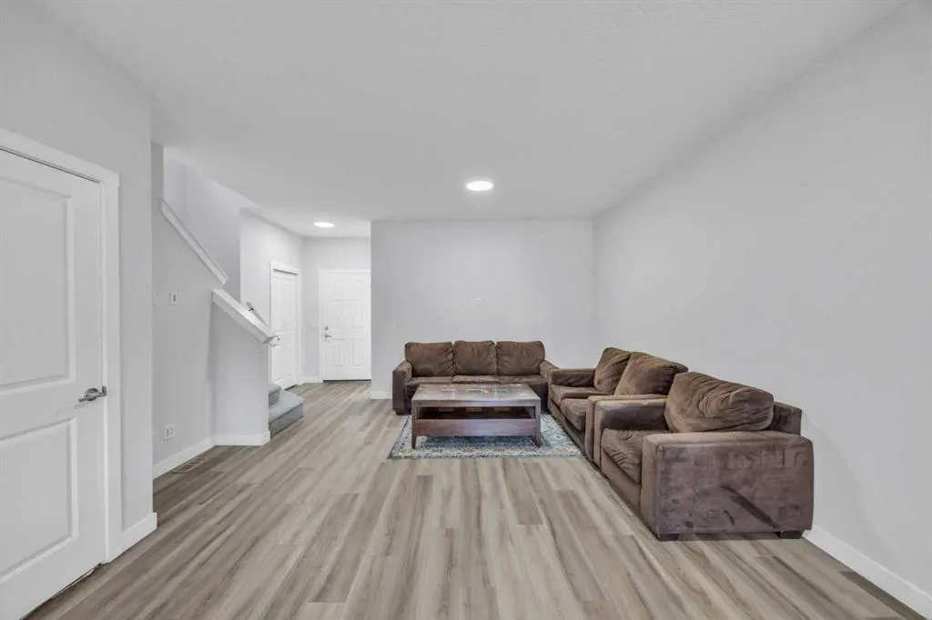 562 Corner Meadows Way NE