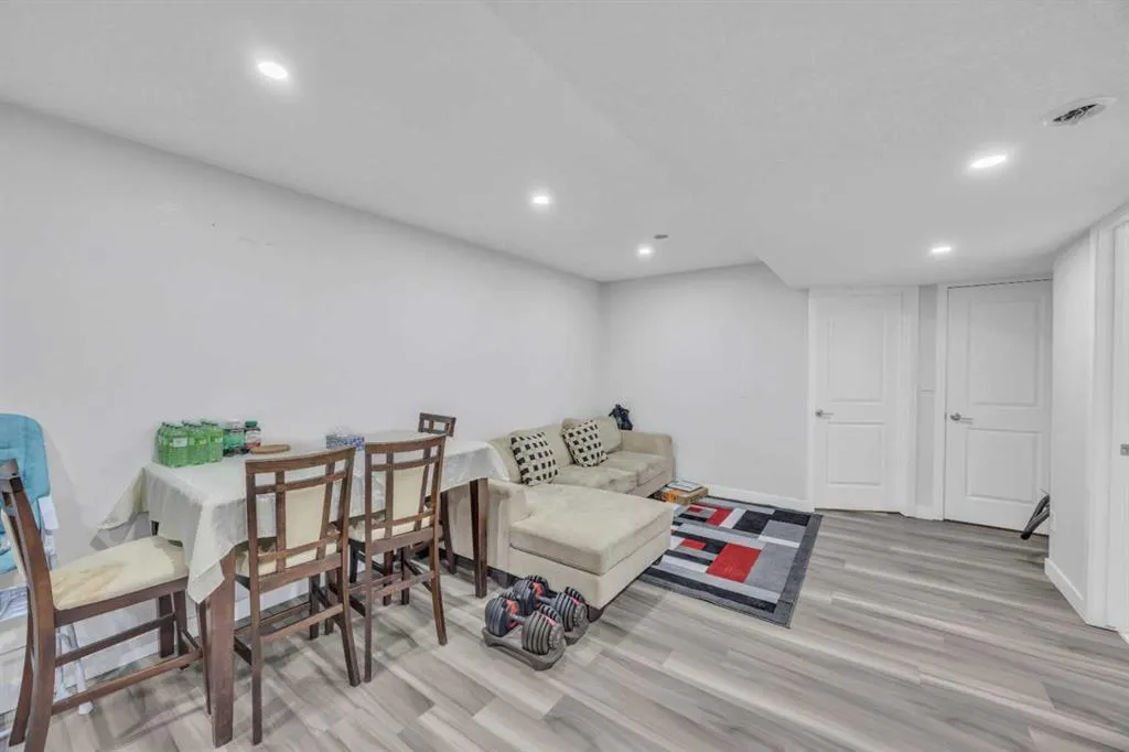 562 Corner Meadows Way NE