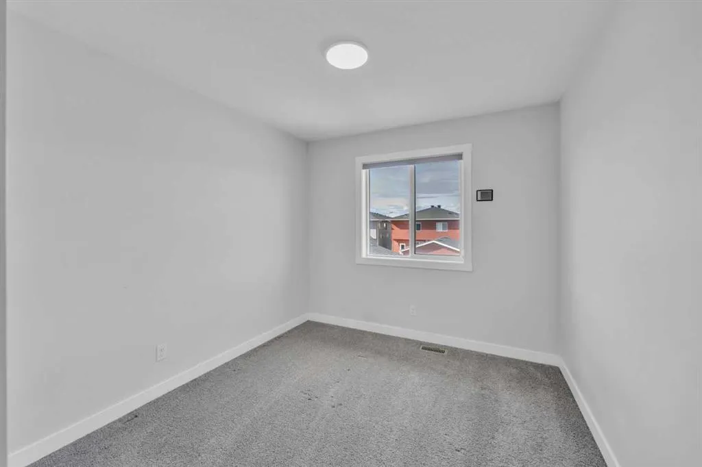 562 Corner Meadows Way NE
