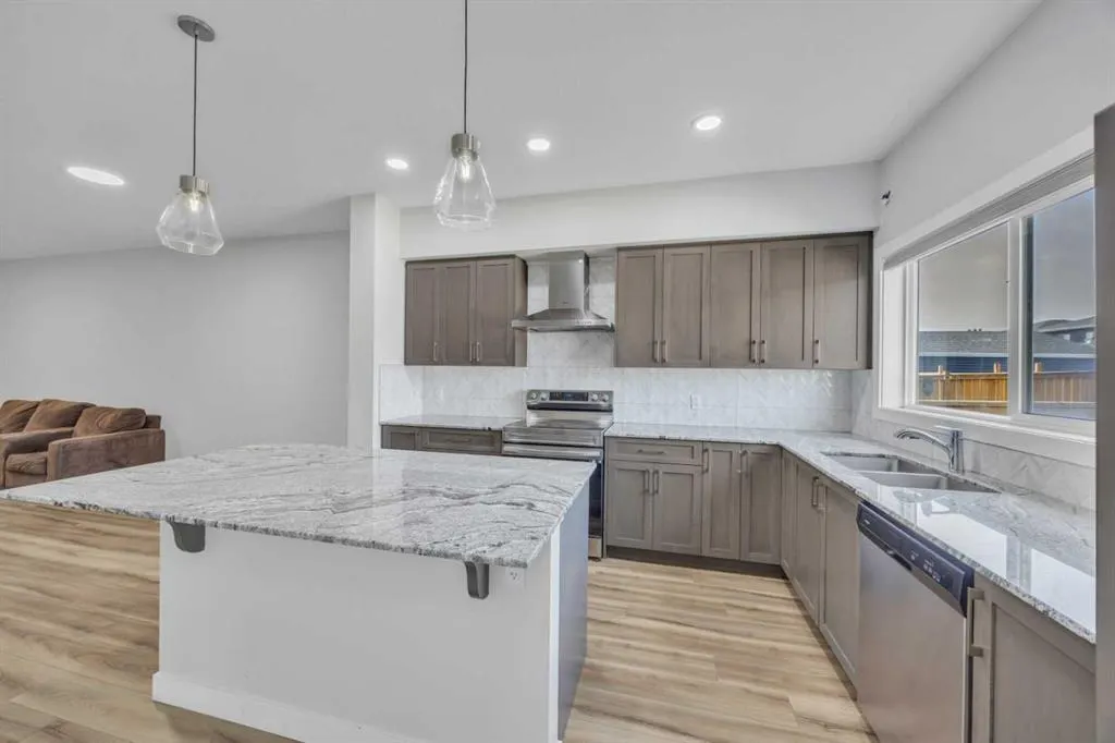562 Corner Meadows Way NE