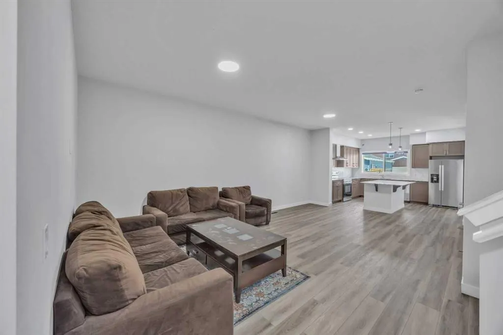 562 Corner Meadows Way NE