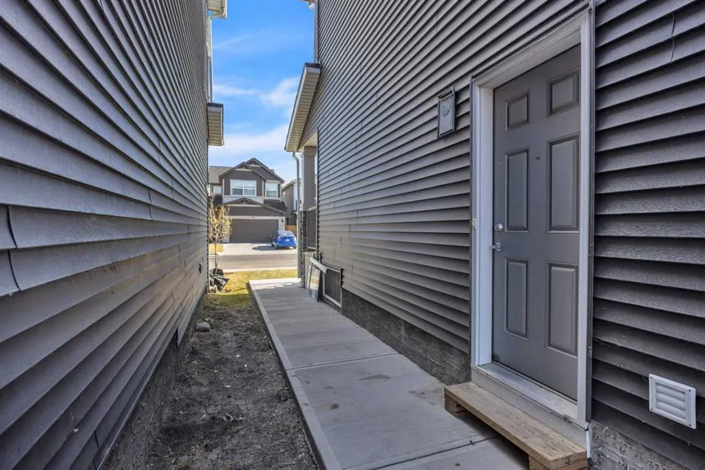 562 Corner Meadows Way NE