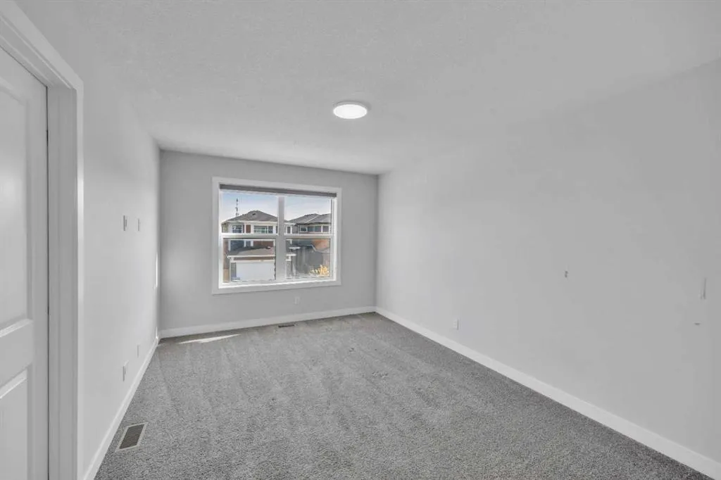 562 Corner Meadows Way NE