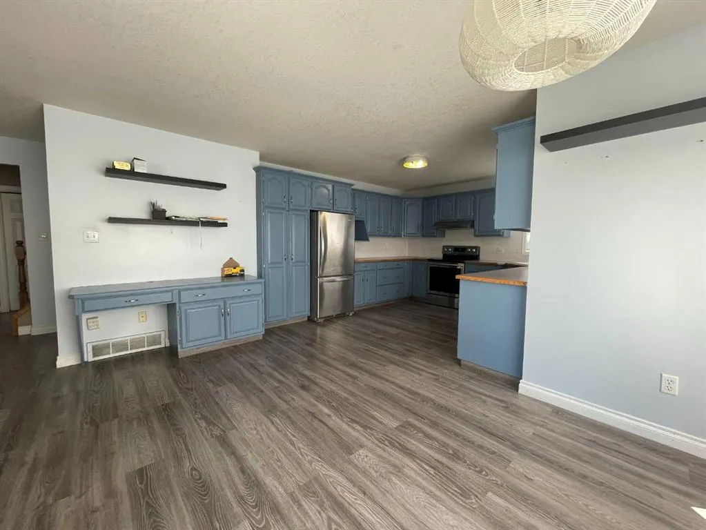 353 9 Street W
