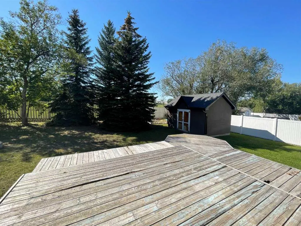 353 9 Street W