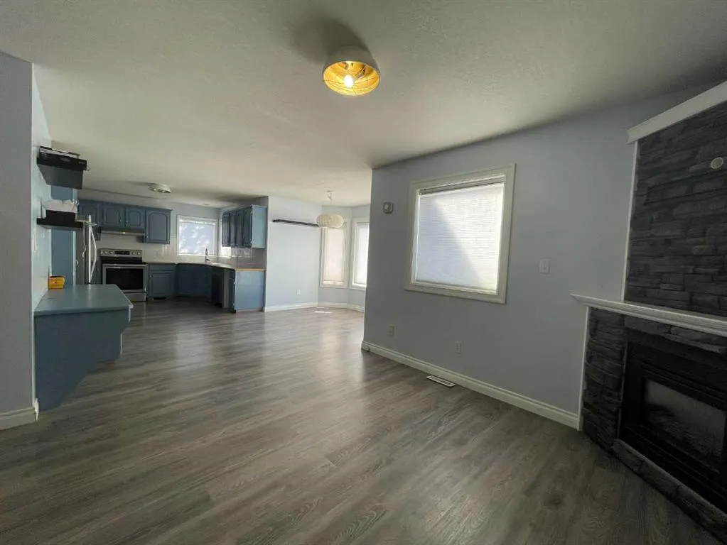 353 9 Street W