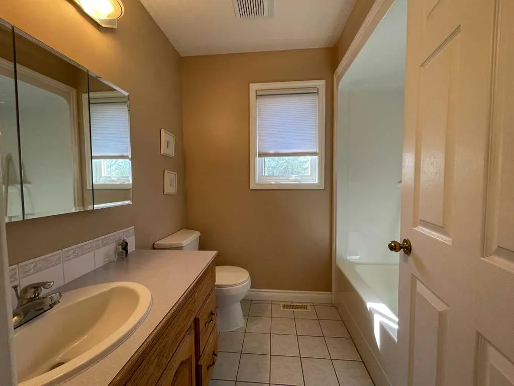 353 9 Street W