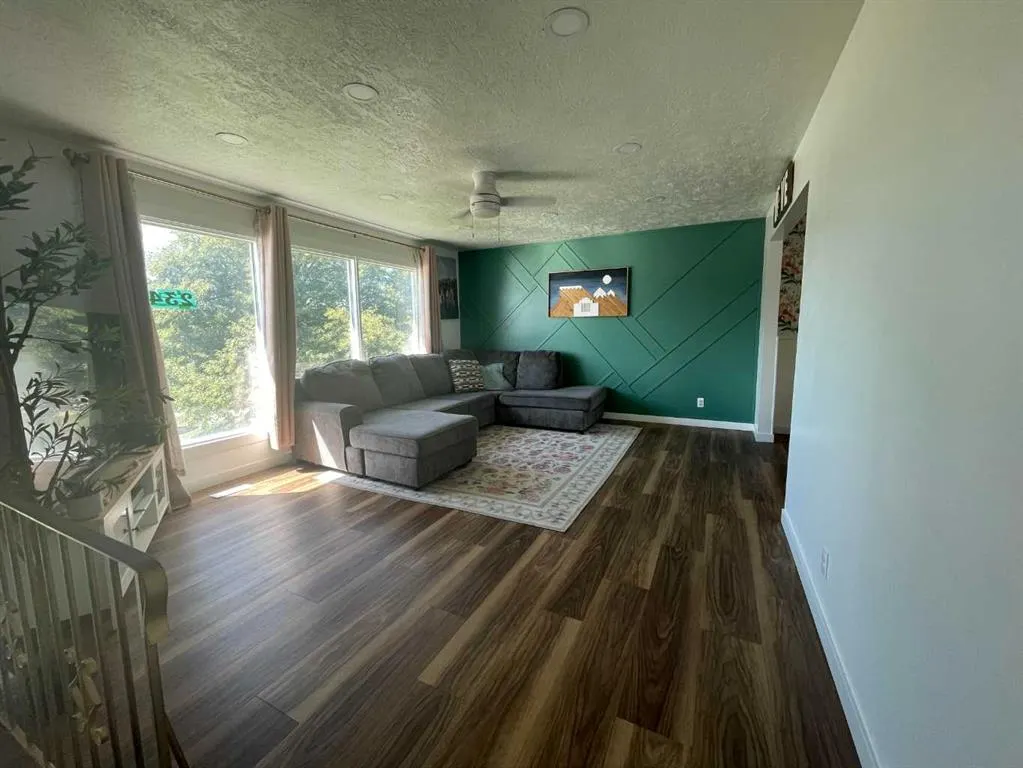 234 9 Street W