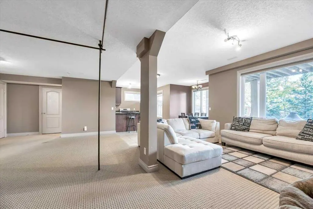 89 Springborough Boulevard SW