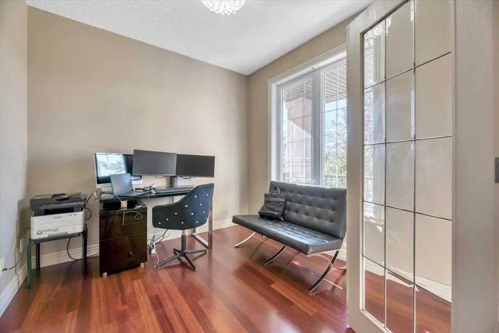 89 Springborough Boulevard SW
