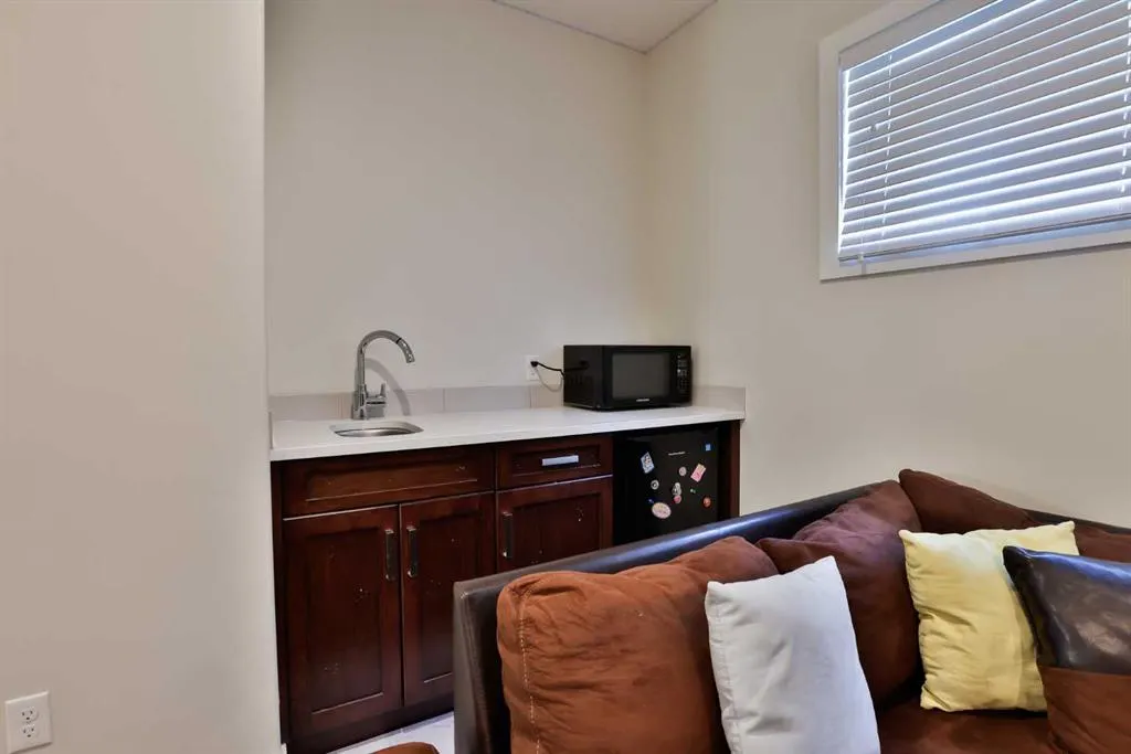 21 Riverford Close W