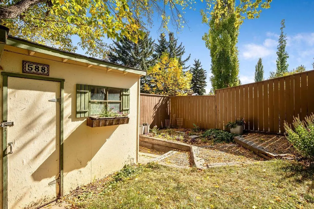 588 Strathcona Drive SW