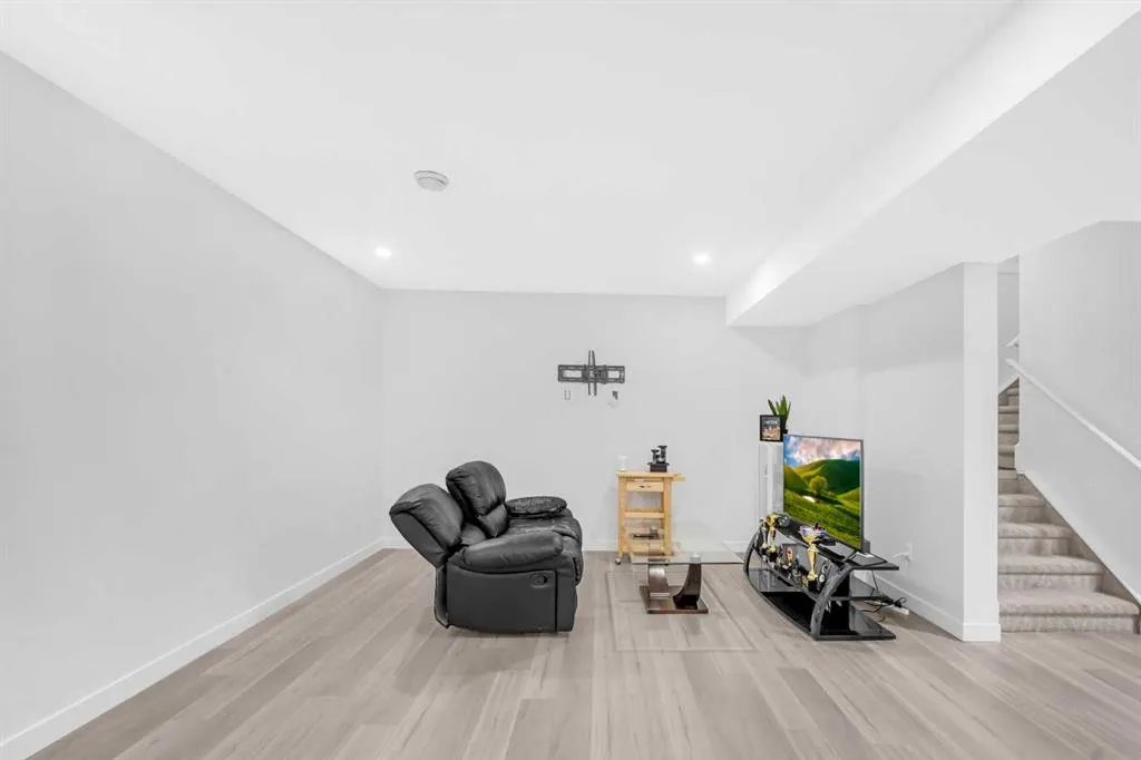 134 Corner Meadows Common NE