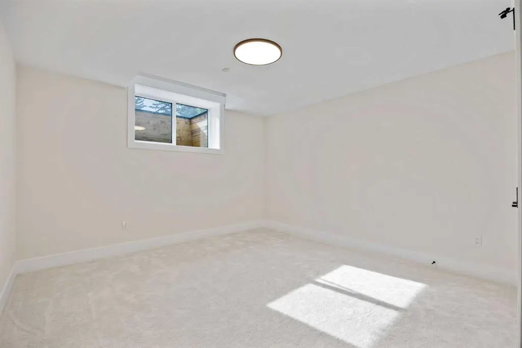 12 Vardana Place NW