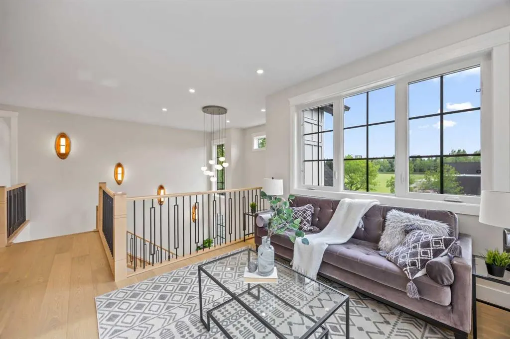 12 Vardana Place NW