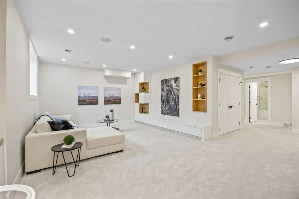 12 Vardana Place NW