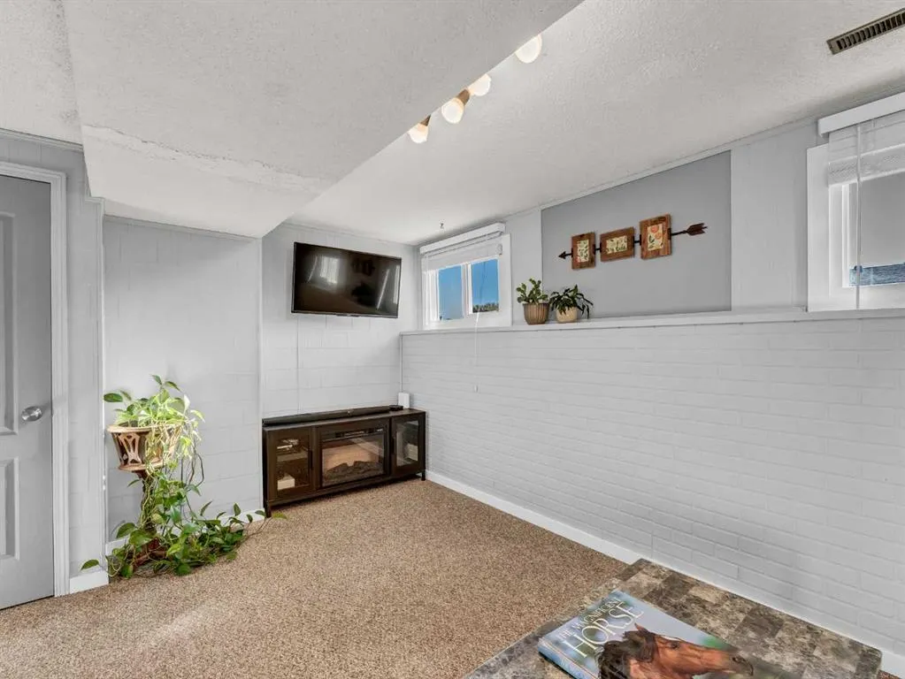 148 Cypress Way SE