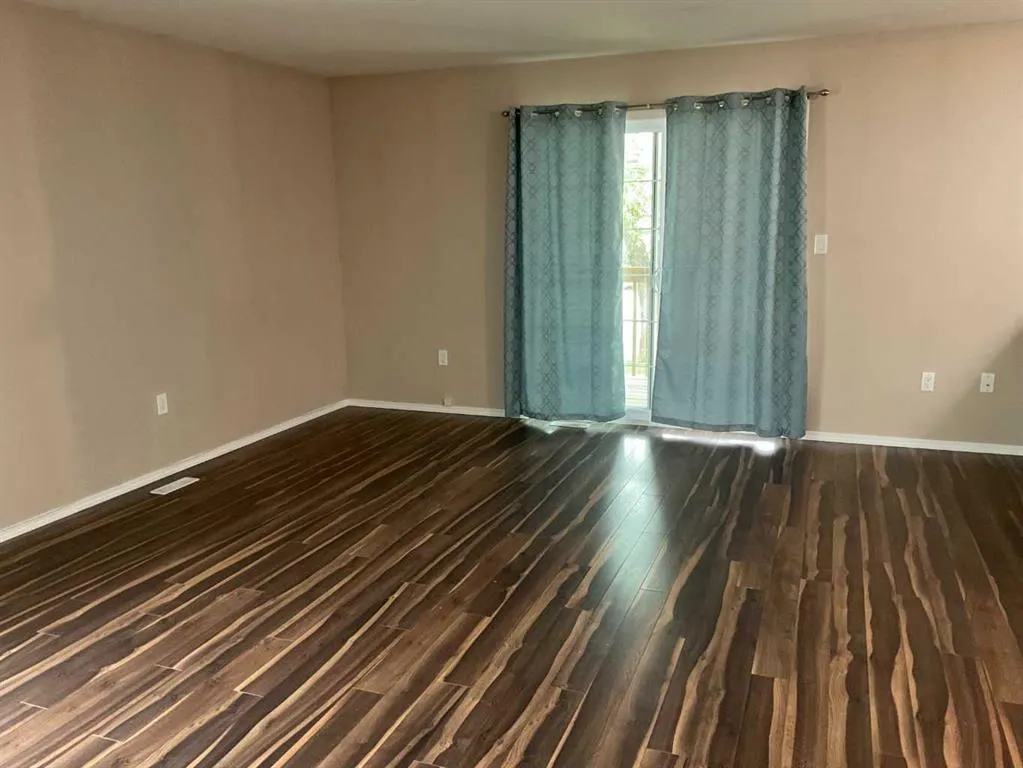 4729 45 Street, #3