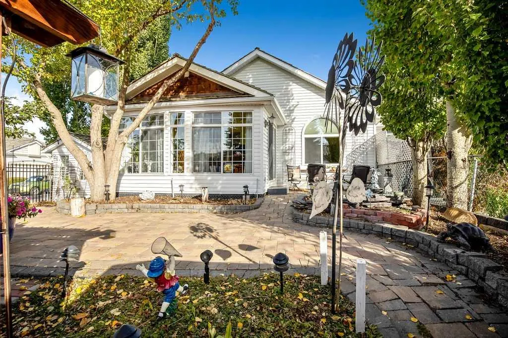 146 Chaparral Close SE