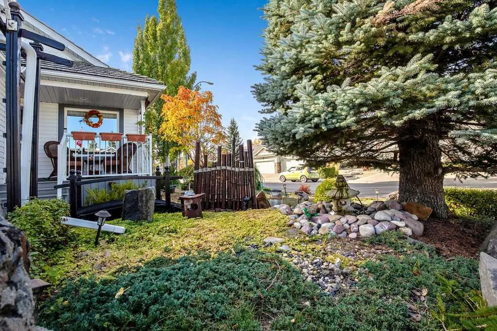 146 Chaparral Close SE