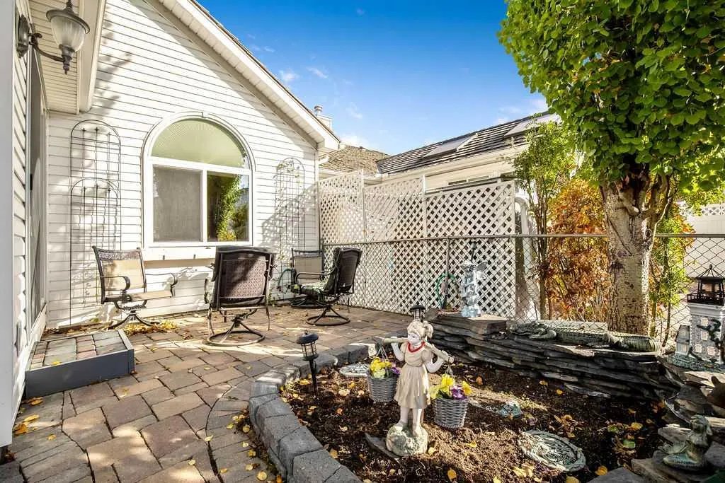 146 Chaparral Close SE