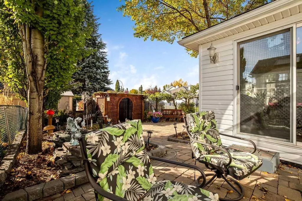 146 Chaparral Close SE