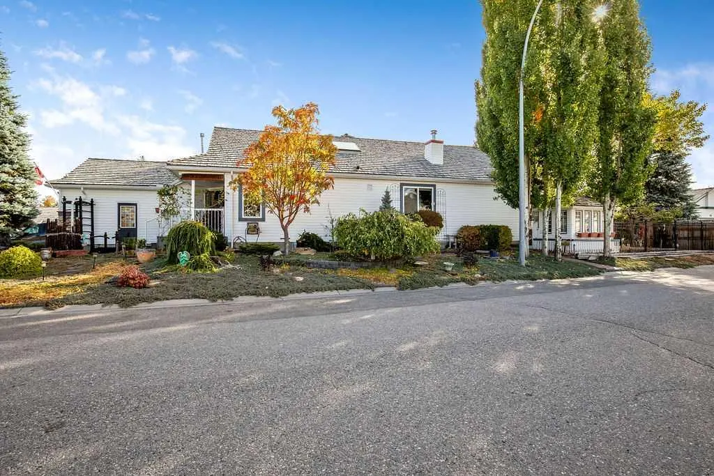 146 Chaparral Close SE