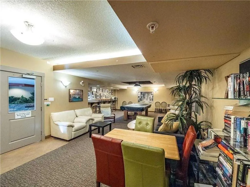 10 Discovery Ridge Close SW, #332